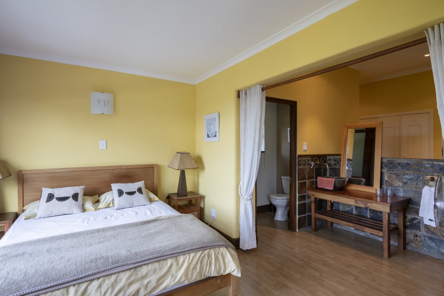 6 Bedroom Property for Sale in Roundhay Western Cape